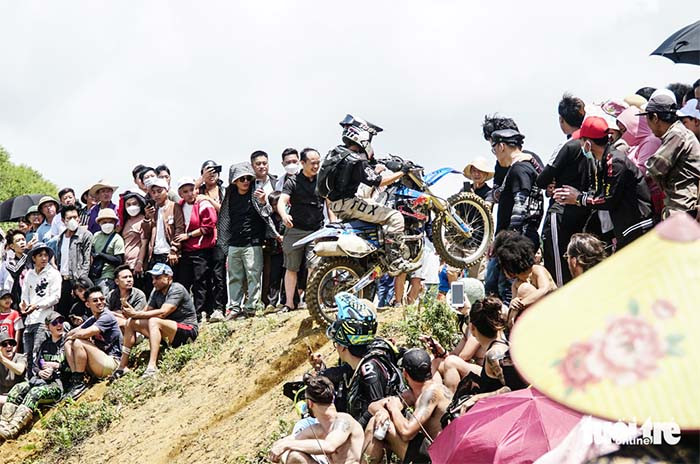 Đội nắng cổ vũ cho các tay đua mô tô địa hình tại Sơn La